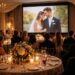 découvrez comment un écran de projection transforme le diaporama des mariés en un moment inoubliable et central du dîner de mariage, captivant tous les invités.