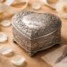 découvrez des idées uniques pour personnaliser un objet en étain à l'occasion de vos 10 ans de mariage et créer un souvenir inoubliable.
