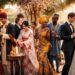 découvrez les traditions uniques et fascinantes des mariages à travers le monde, une plongée culturelle riche en coutumes et célébrations.