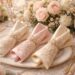découvrez nos serviettes de table élégantes, parfaites pour apporter une touche raffinée à votre mariage et créer une ambiance inoubliable.