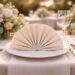 découvrez nos astuces pour réussir le pliage de serviette en tissu en forme d'éventail et sublimer la décoration de votre mariage avec élégance.