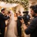 découvrez comment un vidéaste spécialisé dans les mariages juifs peut capturer chaque moment unique de votre journée spéciale, en immortalisant les traditions et émotions avec authenticité.