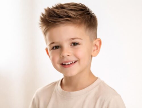 découvrez les coupes courtes tendance pour petit garçon à adopter cette saison, alliant style et praticité pour un look moderne et dynamique.