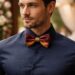 découvrez comment choisir la couleur parfaite de nœud papillon pour accompagner une chemise bleu marine et réussir votre tenue de mariage avec élégance et style.