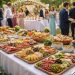 découvrez comment calculer la quantité idéale de nourriture pour un buffet froid lors d'un mariage en fonction du nombre d'invités, afin d'assurer un repas réussi et équilibre.