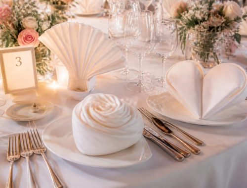 découvrez des astuces de pliage de serviettes élégantes pour sublimer votre décoration de mariage et impressionner vos invités avec style et créativité.