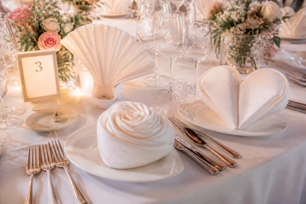 découvrez des astuces de pliage de serviettes élégantes pour sublimer votre décoration de mariage et impressionner vos invités avec style et créativité.